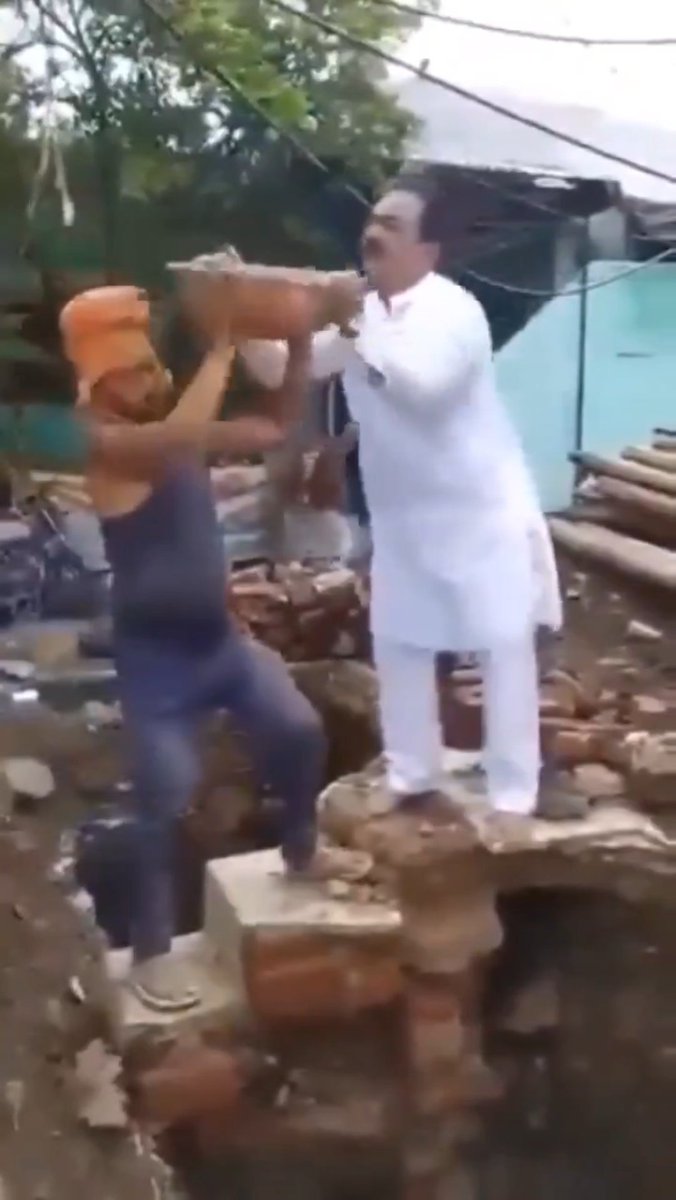 ई कौन से नेता है जो दिहाड़ी मजदूरी का काम करते वक्त गिर गए ..?? 🤔