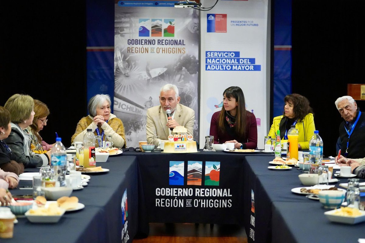 Una importante reunión del consejo asesor de Senama y dirigentes de personas mayores se llevó a cabo junto al Gobernador, instancia que sirvió para analizar acciones desarrolladas por esta institución y que nuestra Coordinadora busca replicar para llegar a más personas.