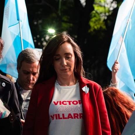 🔥Parece que la imagen de Villarruel no estaba tan apagada. Te lo demuestra que los pauteros ayer estuvieron todo el día pegándole a una mina que eligió el pueblo (porque la votamos). Todo el aparato bombardeando a una mujer, no le pegan a Scioli, Lavagna o al nene Vera. Raaro!