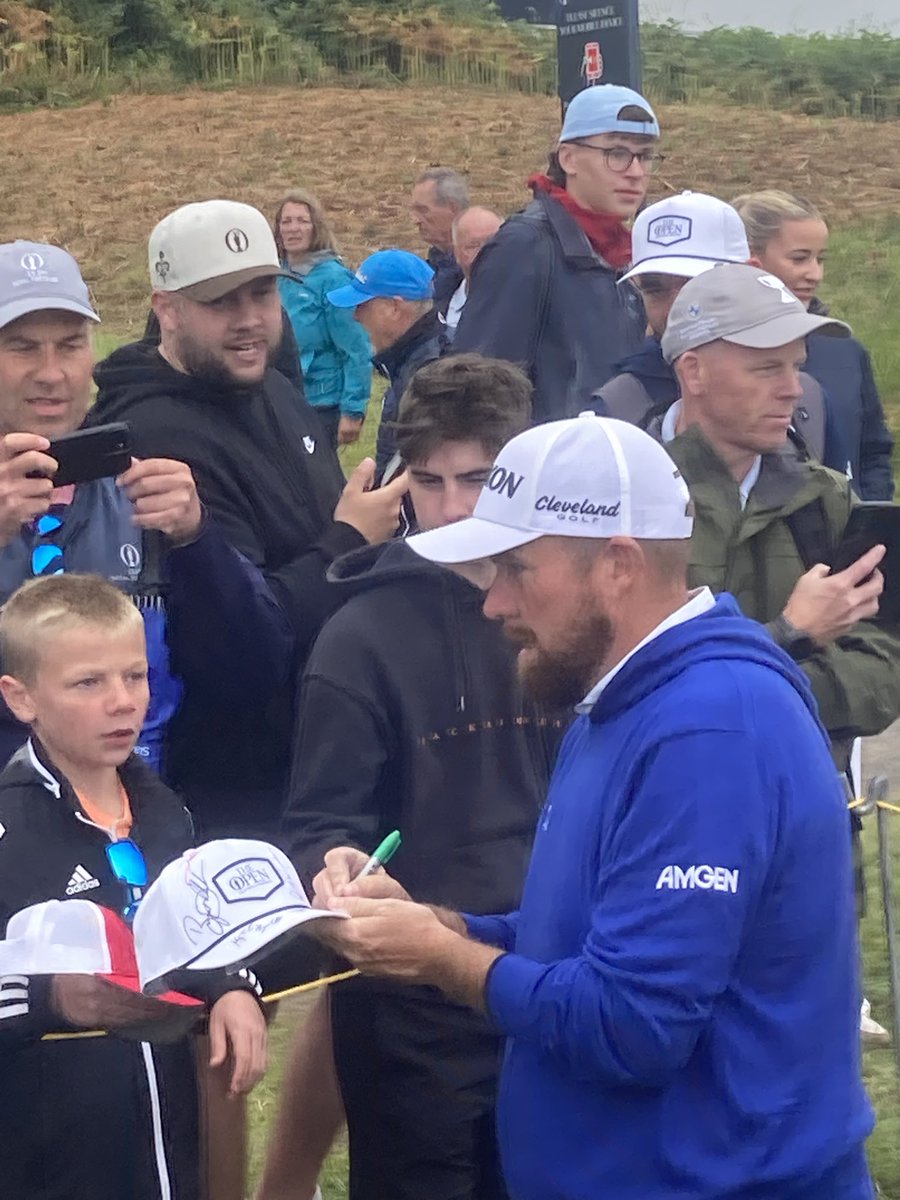 SHANE SHANE SHANE CAN YOU SIGN MY FLAG!?

Autograph hunting - it’s the real sport of #TheOpen practice days