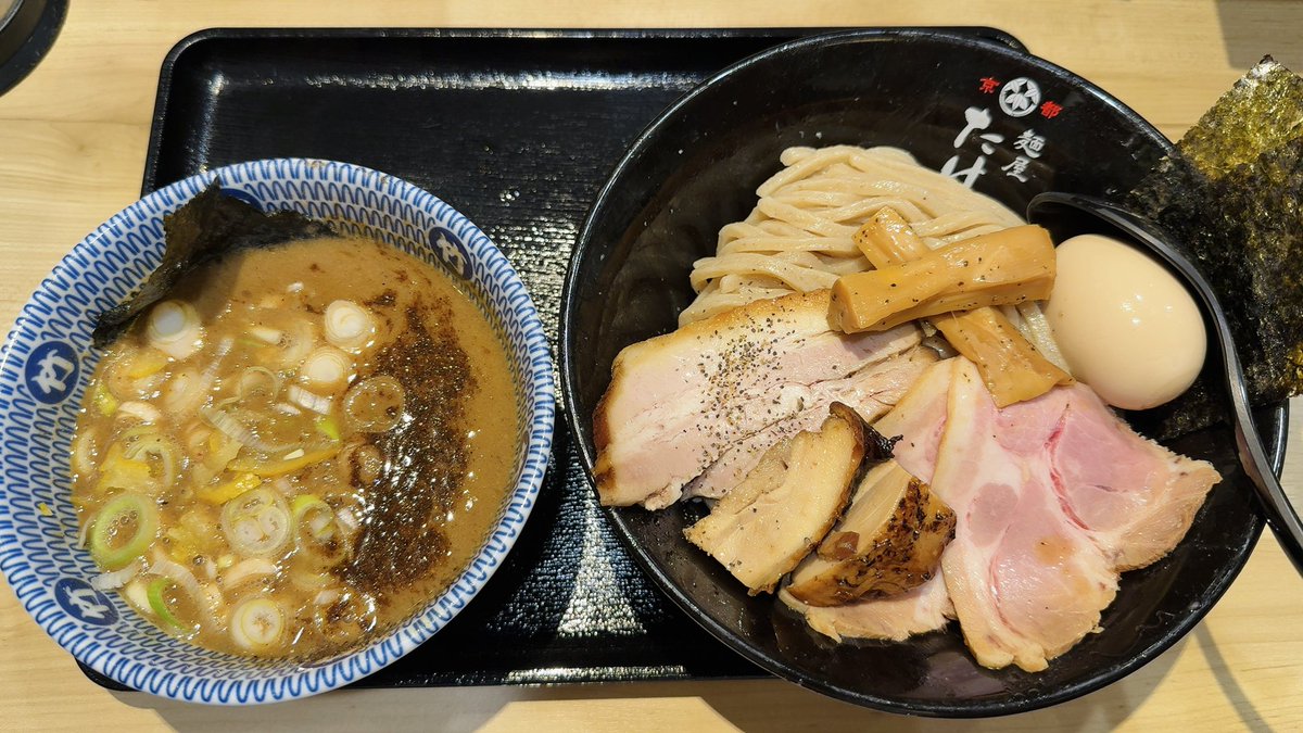 Nakajin_sekaino's tweet photo. FCツアー「INSTANT RADIO」ファイナル大阪
ありがとうございました！
ファンクラブツアーならでは感満載なセットリストで楽し��回らせてもらいました。

今週末からはすぐ夏フェス！切り替えなきゃ！ https://t.co/rLPhAMpBYk