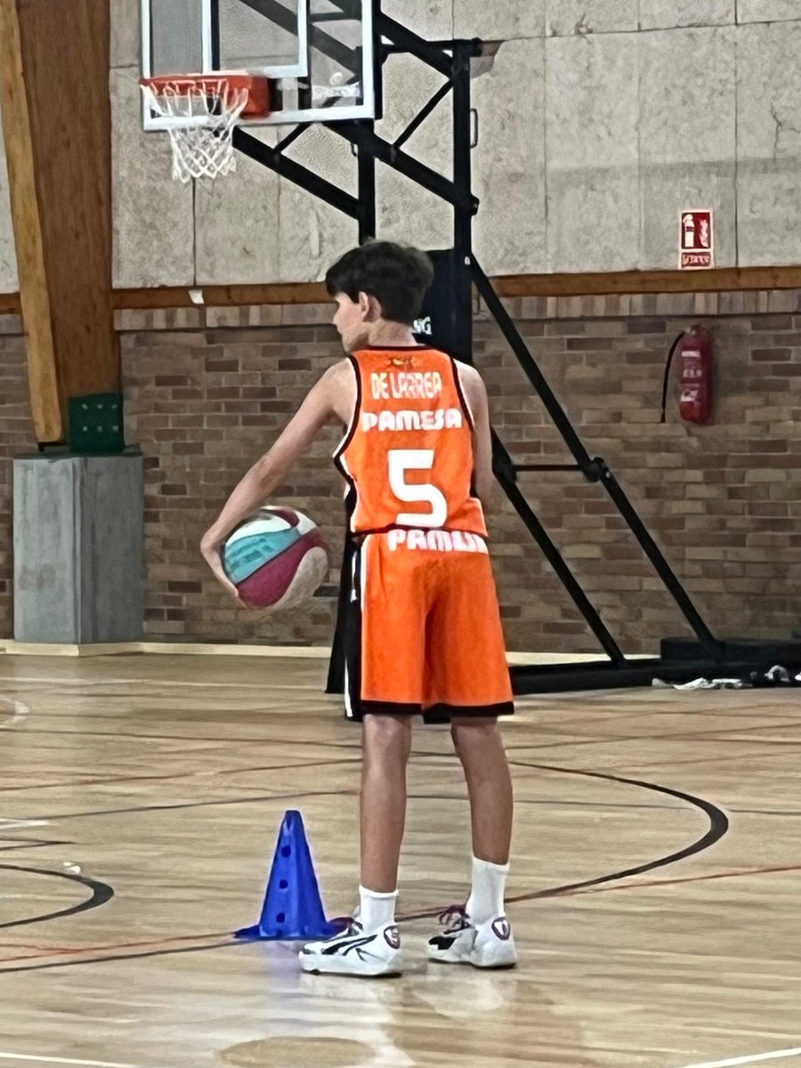 FBCyL's tweet image. 🏀 En Castilla y León sabemos quiénes son nuestros referentes 🤩
Un niño del campus ha llegado con la camiseta de @Laaarry_14 de @valenciabasket ¡Talento de Castilla y León que inspira a los más pequeños! 🙌🧡