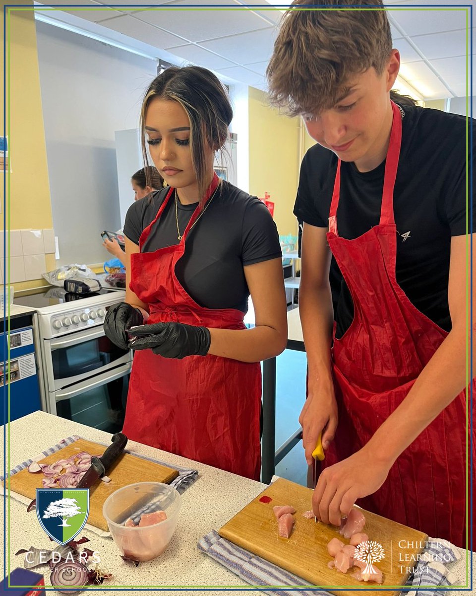Cedars_Upper's tweet image. Mr Chopra&apos;s lesson today is buzzing with a &apos;Ready, Steady, Cook&apos; 🫑🍎 theme and a thrilling mystery box of ingredients! Even the staff are joining in the fun! 🍳