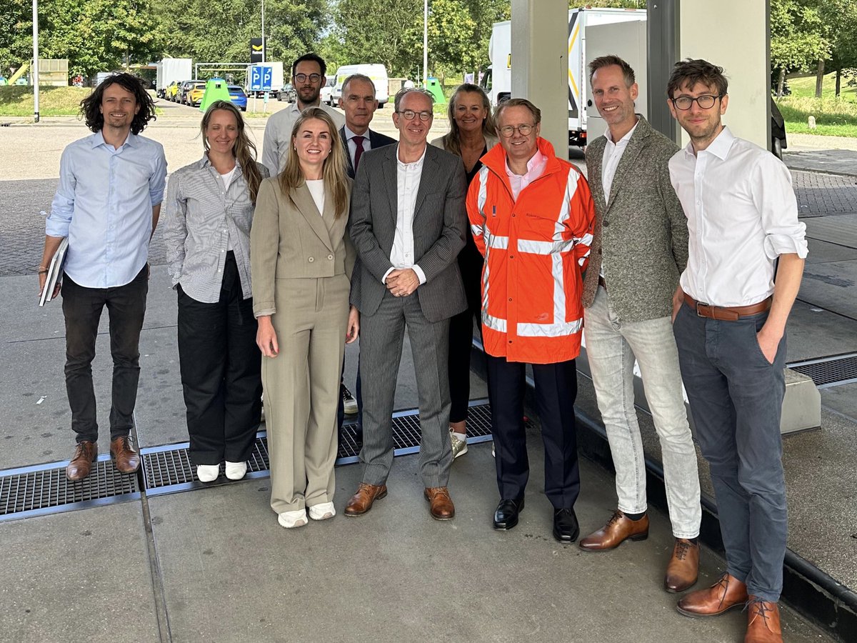 MinisterIenW's tweet image. De transportsector is van vitaal belang voor de Nederlandse economie. Zonder transport staat alles stil. Fijn om kennis te maken met onder meer @TLNnieuws en @Fastned en thema’s direct inhoudelijk te bespreken zoals de verzorgingsplaatsen van de toekomst.