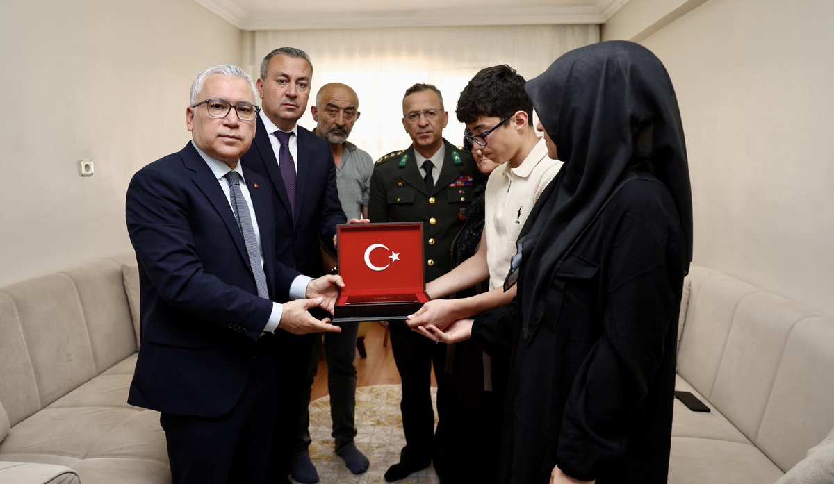 Pençe-Kilit Harekâtı kapsamında yürütülen arama-kurtarma faaliyetleri sırasında şehit düşen İstihkâm Uzman Çavuş Ümit Üzüm’ün Sivas’taki aile evine taziye ziyaretinde bulunuldu.

Başkanımız Dr. Adem Uzun, Vali Yılmaz Şimşek, Garnizon Komutanı P. Alb. Cüneyt Mutlu ve il protokolü