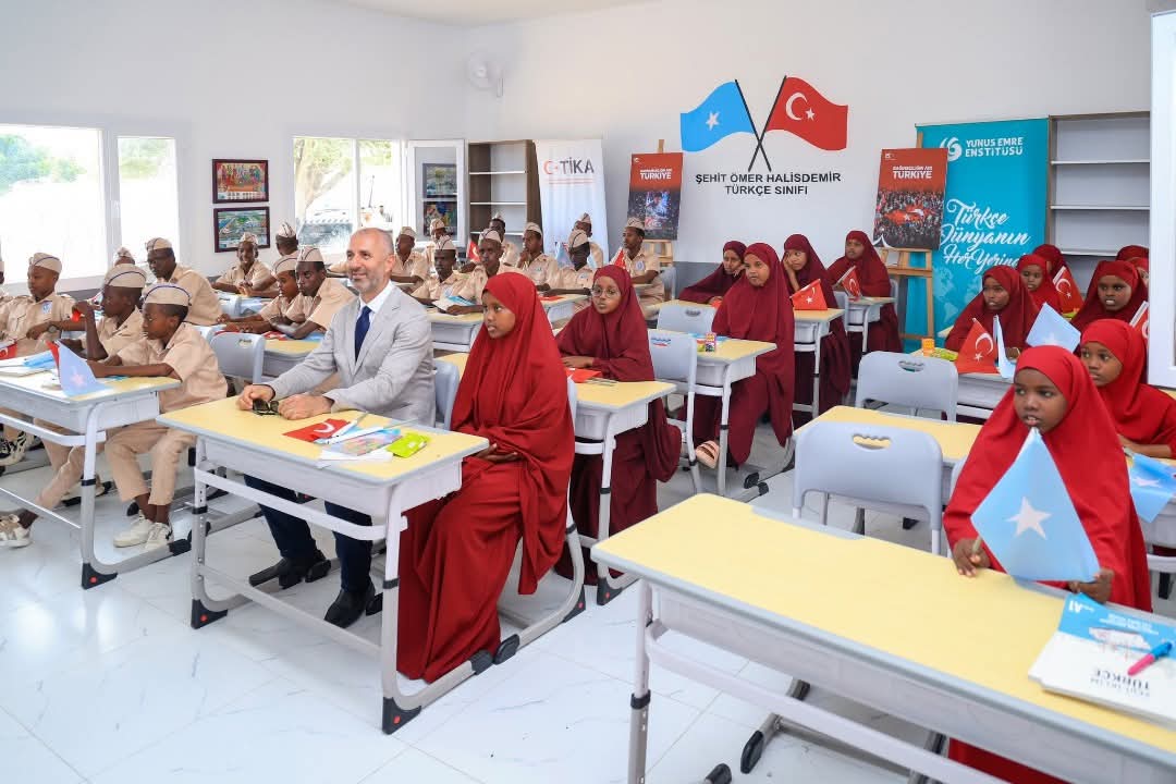 The first #Turkish language class for #Somali police orphans was officially inaugurated today at the police orphanage center in #Mogadishu, in a ceremony attended by senior government officials, the Turkish Ambassador to Somalia and other designates.
