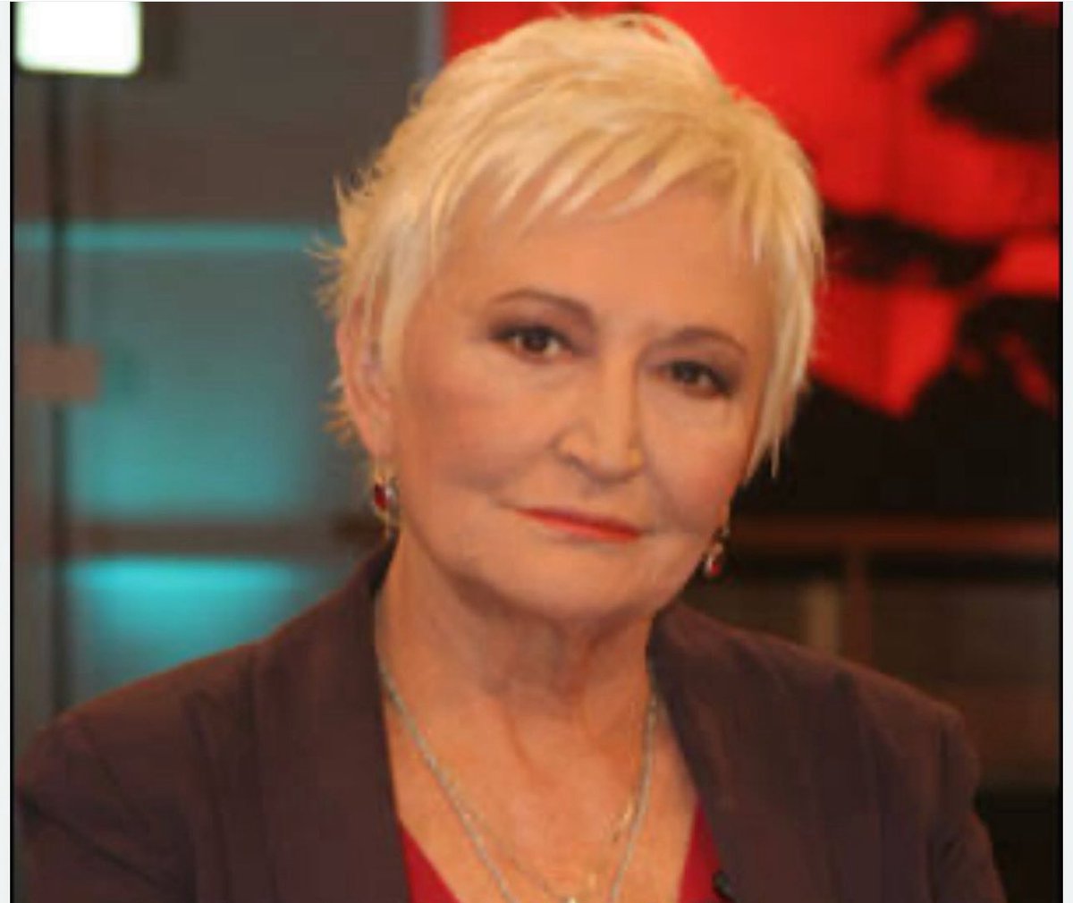 O kadar tarifsiz üzgünüm ki…
Koca bir boşluk daha açıldı ruhumda!
#PınarKür