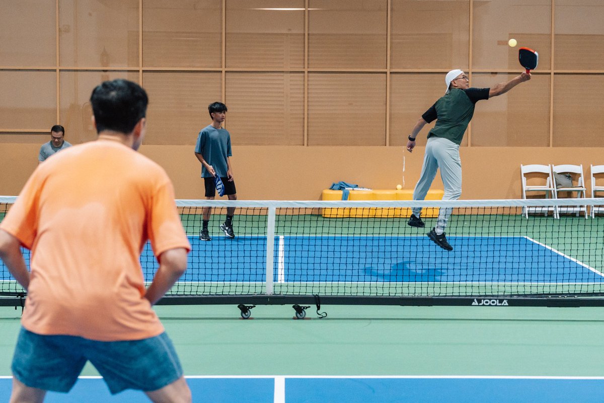 Akhirnya terjebak juga main pickleball! First time main! Ni semua salah Datuk Lee Chong Wei! 😅 Beliau yang ajak saya main.

Siapa yang dah biasa permainan raket tak sukar nak main pickleball. Pada saya, rasa macam main ping pong 🏓 pun ya, macam main tennis 🎾 pun ya. 

Lepas ni