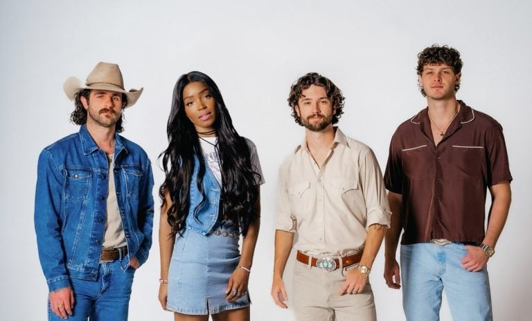 CRoutesNews's tweet image. #newmusic #womenincountry
Breakout country artist @SachaOfficial_ unveils her highly anticipated new single “Shooting Star” with Nashville trio @RestlessRoad
Arrives as lead focus track for deluxe edition of debut album WOMAN IN THE MIRROR
Blog Post
countryroutesnews.blogspot.com/2025/07/sacha-…