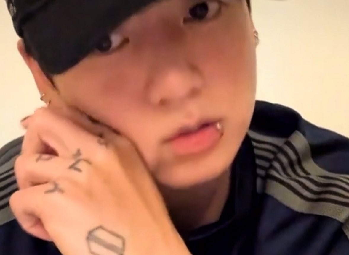 jungkook admirer tweet media