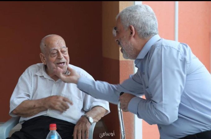 رحمة الله ورضوانه عليكم  الشهيد القائد يحي السنوار مع والده