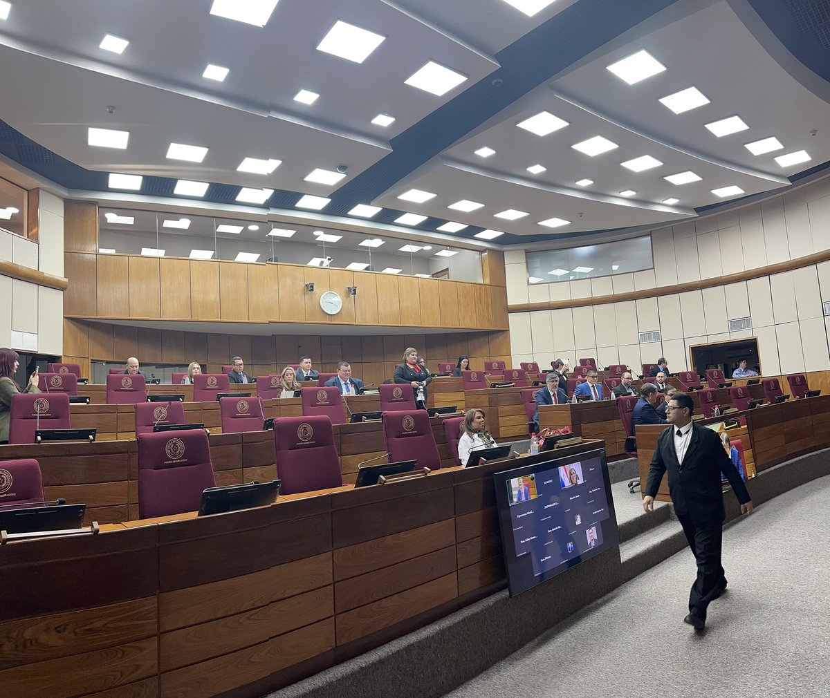 Dirección Sala de Sesiones del Senado (@dss_senado) on Twitter photo Reunión de la Comisión de Hacienda y Presupuesto presidida por el Senador <a href="/BetoOvelarANR/">Beto Ovelar</a>.
<a href="/SenaHermelinda/">Hermelinda Alvarenga de Ortega (Oficial)</a> <a href="/LiderAmarilla/">Líder Amarilla</a> <a href="/patrick_kemper/">Patrick Kemper</a> <a href="/CelesteSenadora/">Celeste Senadora</a> <a href="/lizarellapy/">Lizarella Valiente</a> <a href="/AbgYamyNal/">Abg. Yamy Nal</a> <a href="/senador_tony/">Sen Tony Barrios</a> <a href="/Nataliciochase1/">Natalicio Chase</a> <a href="/arnaldosamanieg/">Arnaldo Samaniego</a> <a href="/EverVillalba_Py/">Ever Villalba</a>
Sala de Sesiones del Senado. Reunión de la Comisión de Hacienda y Presupuesto presidida por el Senador <a href="/BetoOvelarANR/">Beto Ovelar</a>.
<a href="/SenaHermelinda/">Hermelinda Alvarenga de Ortega (Oficial)</a> <a href="/LiderAmarilla/">Líder Amarilla</a> <a href="/patrick_kemper/">Patrick Kemper</a> <a href="/CelesteSenadora/">Celeste Senadora</a> <a href="/lizarellapy/">Lizarella Valiente</a> <a href="/AbgYamyNal/">Abg. Yamy Nal</a> <a href="/senador_tony/">Sen Tony Barrios</a> <a href="/Nataliciochase1/">Natalicio Chase</a> <a href="/arnaldosamanieg/">Arnaldo Samaniego</a> <a href="/EverVillalba_Py/">Ever Villalba</a>
Sala de Sesiones del Senado.