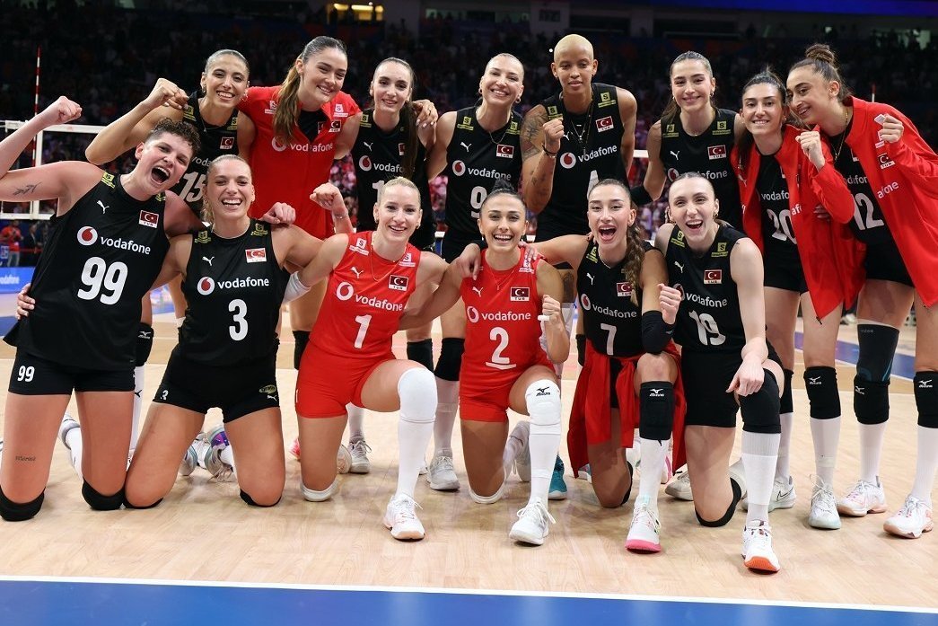 gibbybaris's tweet image. 🇹🇷 Filenin Sultanları Dünya Şampiyonası Geniş Kadrosu

🏐 S: Cansu - Elif - Dilay - Sıla - Arelya
💥 OPP: Vargas - Alexia - Defne - Aylin
⚡️ OH: Hande - Ebrar - İlkin - Derya - Yaprak - Meliha - Saliha
🙌 MB: Eda - Zehra - Aslı - Deniz - Berka - Jack
🛡️ L: Gizem - Simge - Eylül