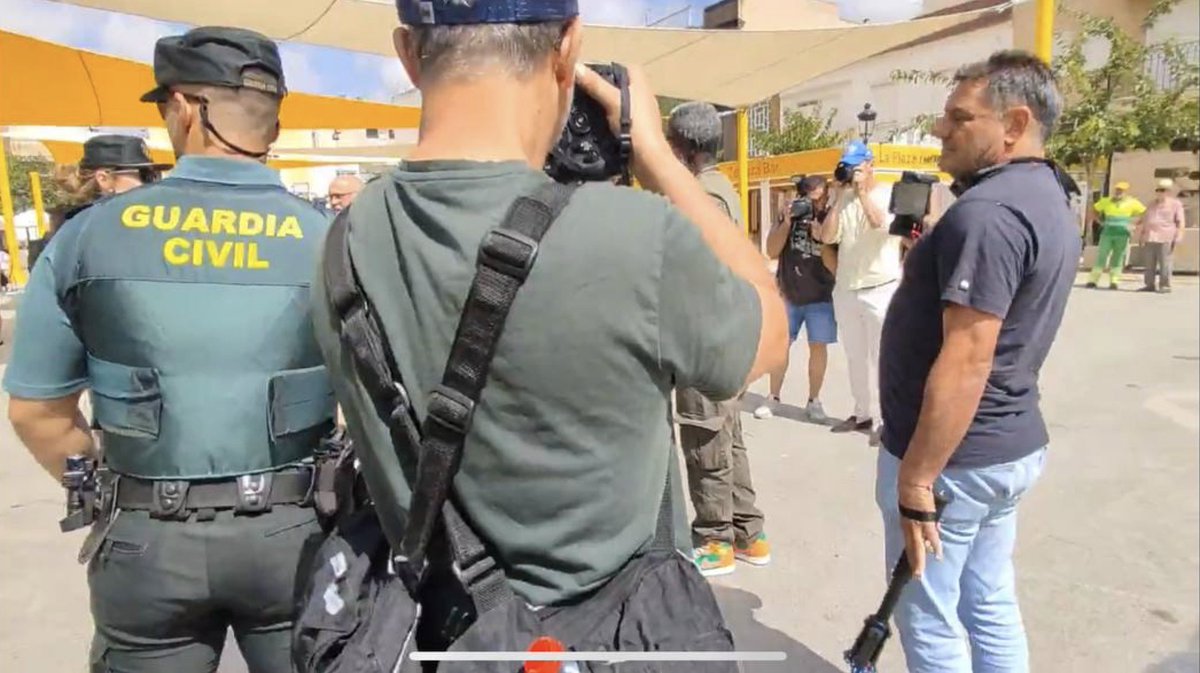 El que hace de cámara con Bertrand Ndongo en Torre Pacheco es Fernando Hernandez Velasco, concejal de VOX en El Molar. A ver cómo nos lo explica Gascón para que lo entendamos. 
voxespana.es/tag/molar