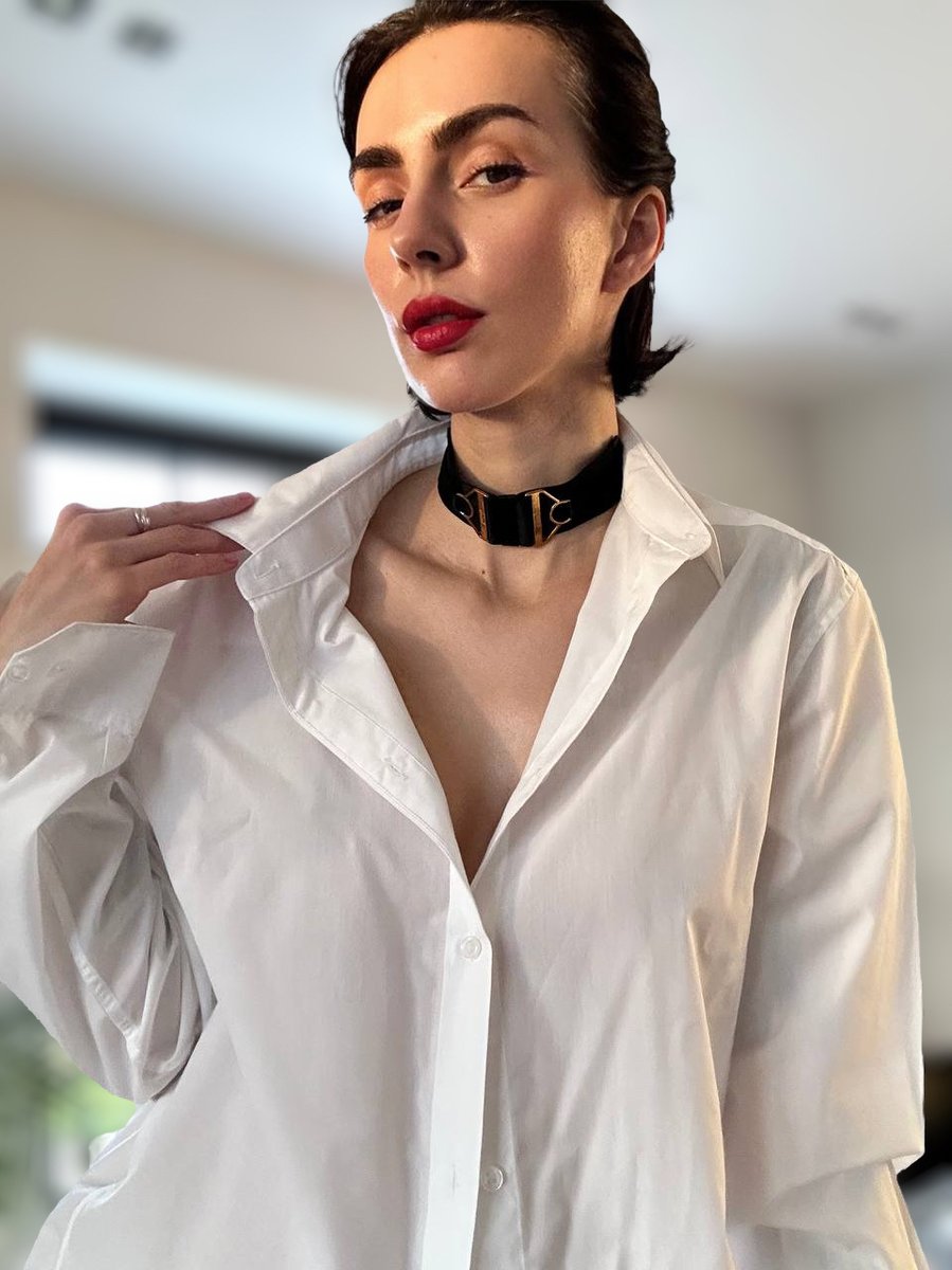 MonikaDeMistres's tweet photo. The floor is your throne tonight. Be grateful I noticed you.#StilettoPower #CruelMistress #RedLipsRuinLives https://t.co/R87tCueNY0