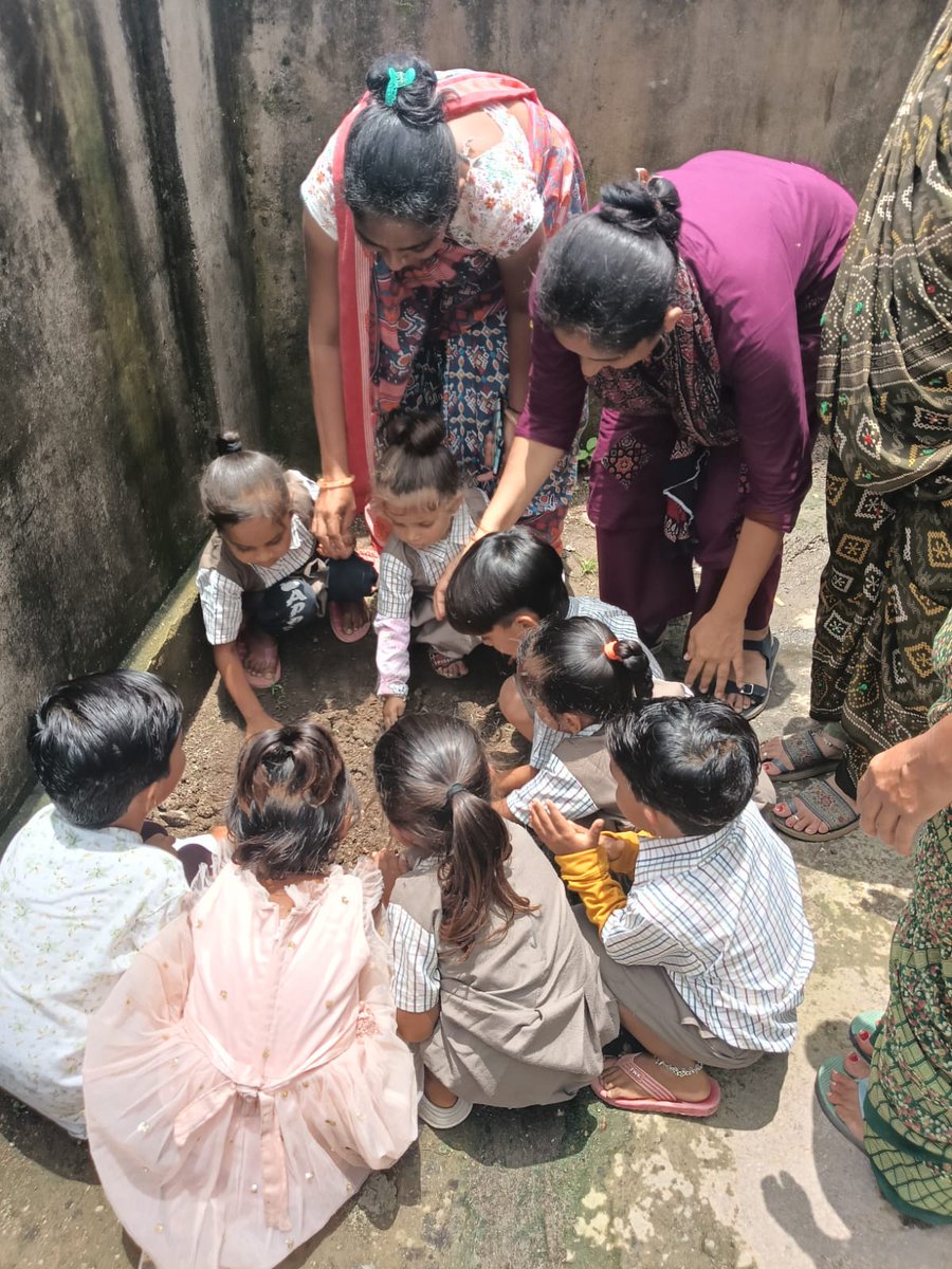 આજ રોજ જીલ્લાના તમામ આંગણવાડી કેન્દ્રોમાં  "બાળદિવસ"ની થીમ "બીજ વાવવા અને છોડ ઉગવાની પ્રક્રિયા" વિષે સમજ આપવામાં આવી.<a href="/CollectorArv/">Collector & District Magistrate, Arvalli</a>