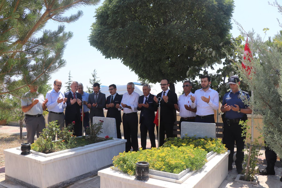 Kaymakamımız Sayın Oğuzhan YAZAR, Belediye Başkanı Sayın Zeki BOZKURT, Cumhuriyet Savcısı Sayın Mehmet Ali ÖZTOSUN ve Kurum Amirleri 15 Temmuz Demokrasi ve Milli Birlik Günü münasebetiyle Şehitlik ziyaretinde bulundu.