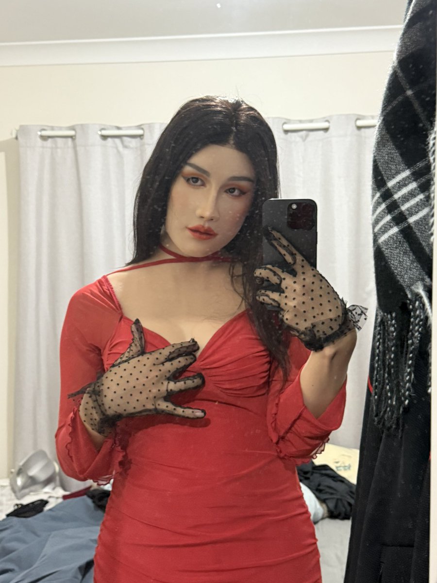 小狗们 都到姐姐的高跟鞋边排好队

#ts #cd #crossdresser #femalemask #siliconemask #伪娘 #女装大佬 #男娘