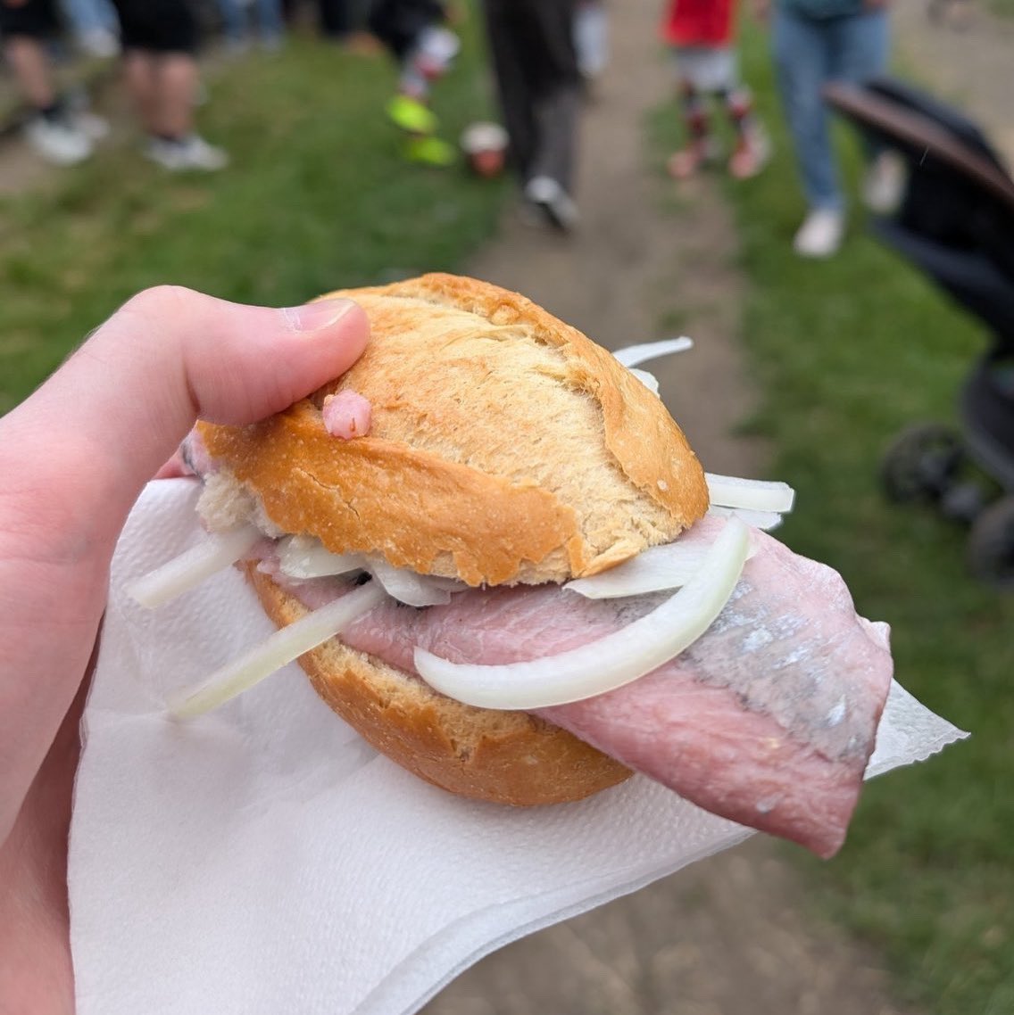 SportScran's tweet image. Herring and onion Fischbrötchen at Altona 93 @AltonaerFC1893
💶 €4 (£3.40) ⚽️