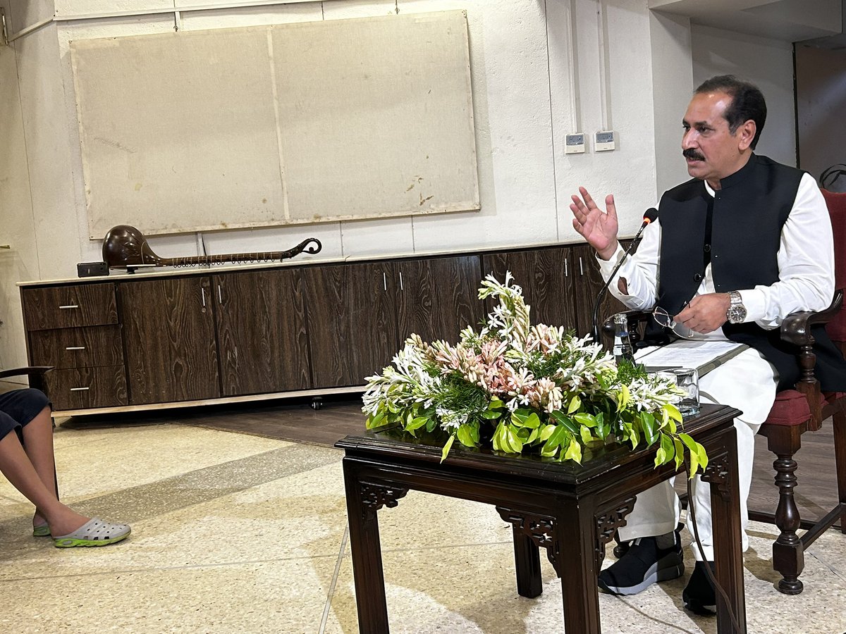 Nasir Abbas Nayyar <a href="/NasirAbbas65/">Nasir Abbas Nayyar</a> giving an engaging talk on the literary works of the acclaimed Urdu novelist Abdullah Hussein <a href="/AlhamraLAC/">Alhamra (Lahore Arts Council)</a> And a good turnout in spite of the Monsoon showers. #lahore #alhamra #adbibaithak