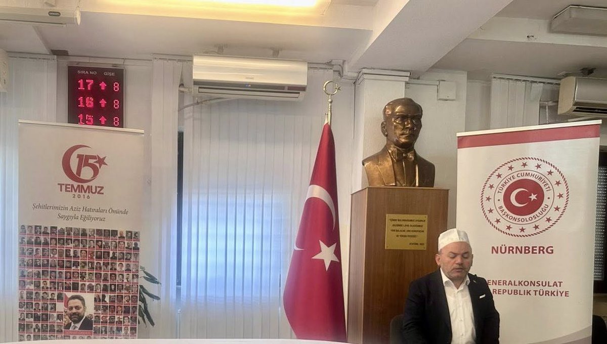 15 Temmuz hain darbe girişiminin akim bırakılmasının dokuzuncu yıldönümü münasebetiyle Başkonsolosluğumuzda bugün düzenlediğimiz "15 Temmuz Demokrasi ve Milli Birlik Günü Anma Programı"nda vatandaşlarımız ve Başkonsolosluğumuz personelinin katılımlarıyla aziz Şehitlerimizi rahmet