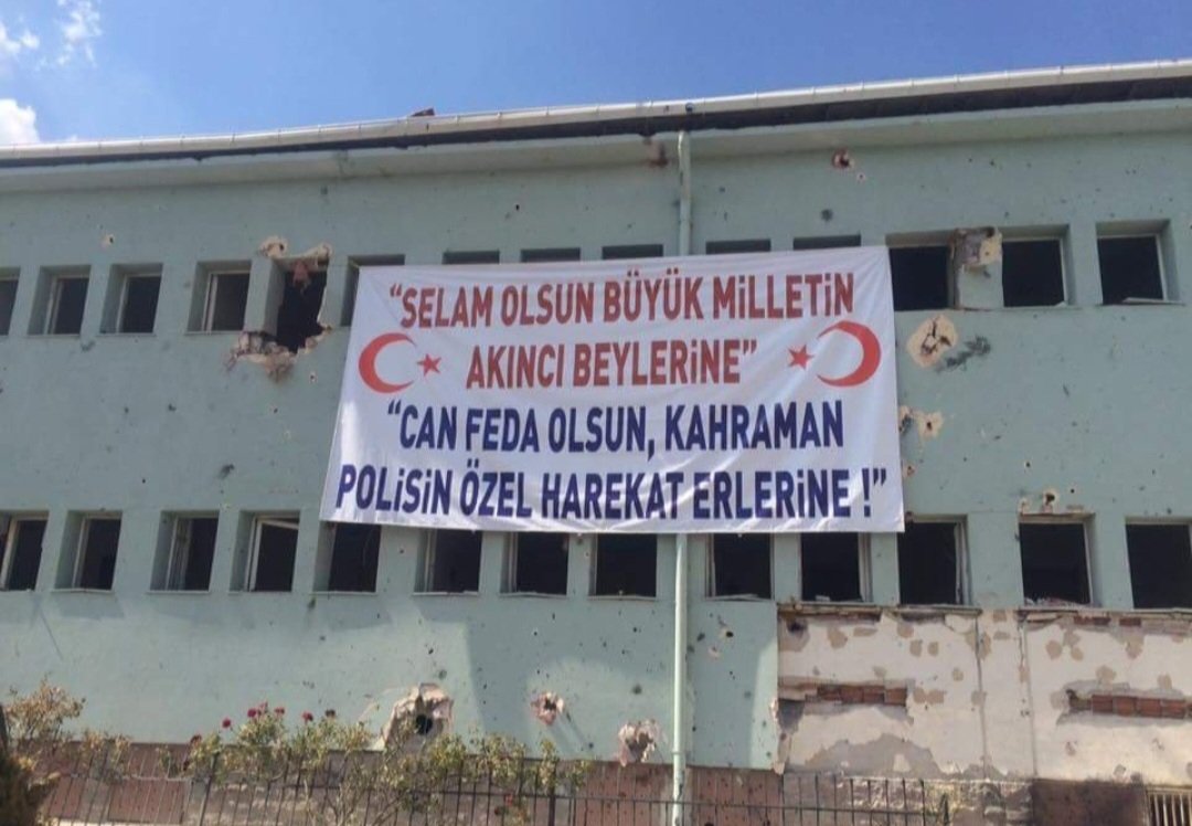 Ka_hpece idi ..!
Biliyorlardı ki ilk onlar hazırdı..

Selam Olsun Büyük Milletin Akıncı Beylerine. 
Can Feda Olsun,Kahraman Polisin Özel Harekat Erlerine. 

Nurda uyuyun. 🇹🇷
#GölbaşıPÖH
#15TemmuzDemokrasiveMilliBirlikGünü