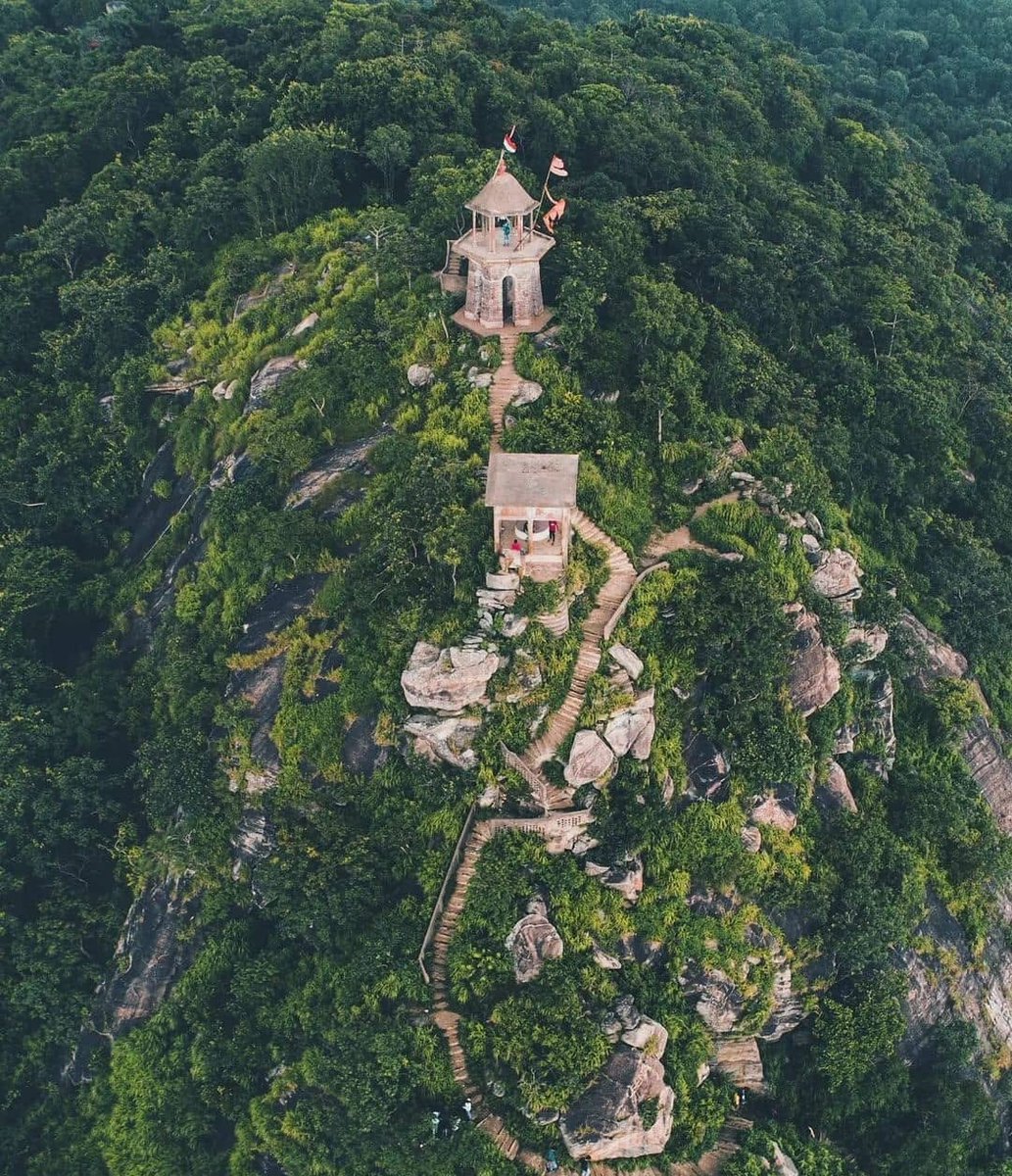 Nestled in Jharkhand’s Hazaribagh district, #CanaryHill stands 619m high, offering stunning views, lush forests &amp; serene waterfalls. its name from the Santhali word ‘Kanhari’ (arrowhead), it remains a gem of natural beauty &amp; colonial history.                         

#ODOP