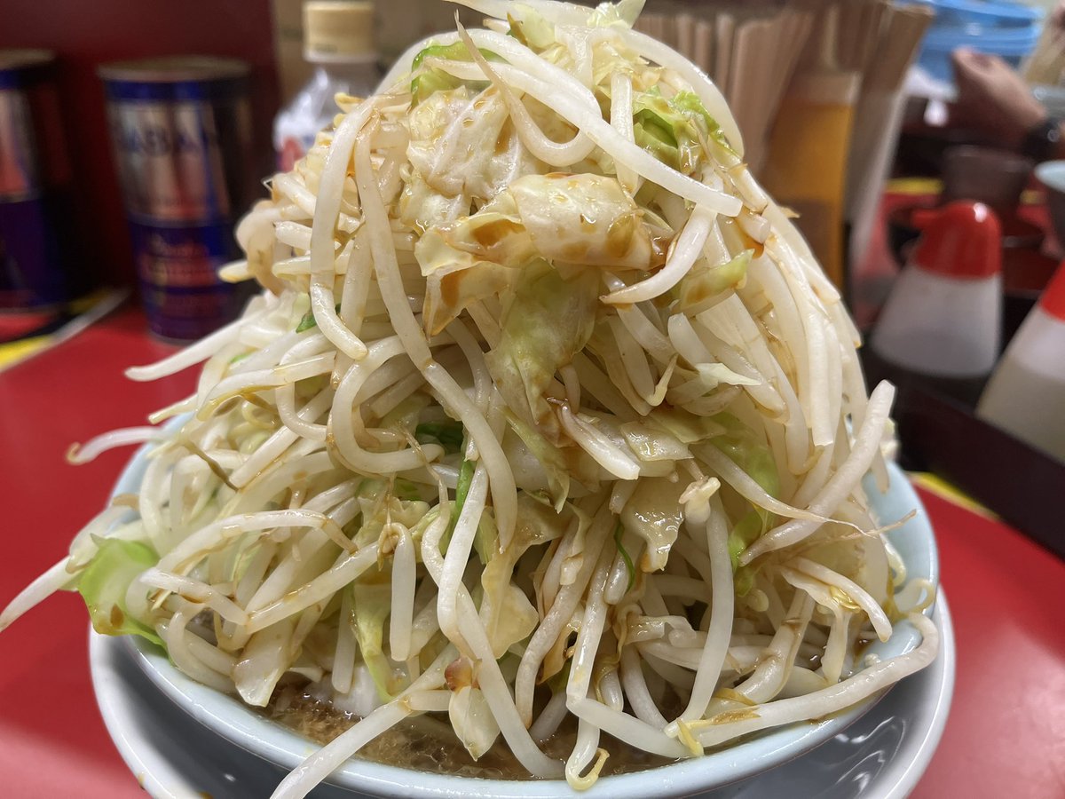 yasai2626's tweet image. ラーメン二郎 中山駅前店
小豚 麺半分
あかん…ほんまにうまい…トマたまと悩んだけどやっぱデフォ。中山のデフォは半端なくうまい。
ニンニク入れないでと伝えるとなんで?と。明日仕事だと言うとなんで?と。お客さんに会うからと言うとなんで?と…。
美味しすぎました!ありがとうございました!