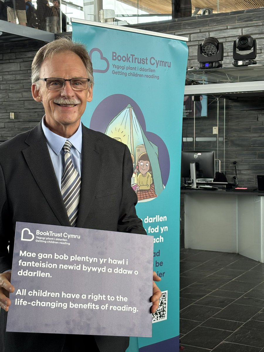 BookTrust Cymru (@booktrustcymru) on Twitter photo Diolch am alw heibio a cefnogi ein ymgyrch ar hawliau darllen i blant.
Thank you for dropping by and supporting our campaign for #ReadingRights for every child <a href="/MarkIsherwoodMS/">Mark Isherwood MS</a> Diolch am alw heibio a cefnogi ein ymgyrch ar hawliau darllen i blant.
Thank you for dropping by and supporting our campaign for #ReadingRights for every child <a href="/MarkIsherwoodMS/">Mark Isherwood MS</a>