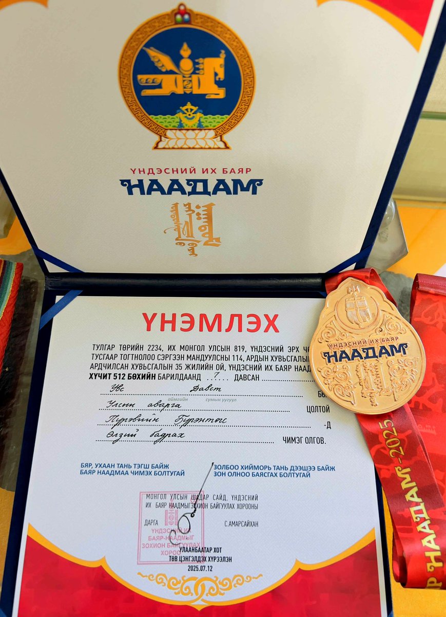 P_Burentugs's tweet image. Дэлгэр монголын наадам дэнж хотойтол сайхан болж өндөрлөлөө.
Монгол бөхийнхөө өв соёл, ёс заншлыг баримтлан олон түмнээ баясган барилдаж их шөвөгт шалгаран Өлзий бадрах чимэг хүртлээ.
