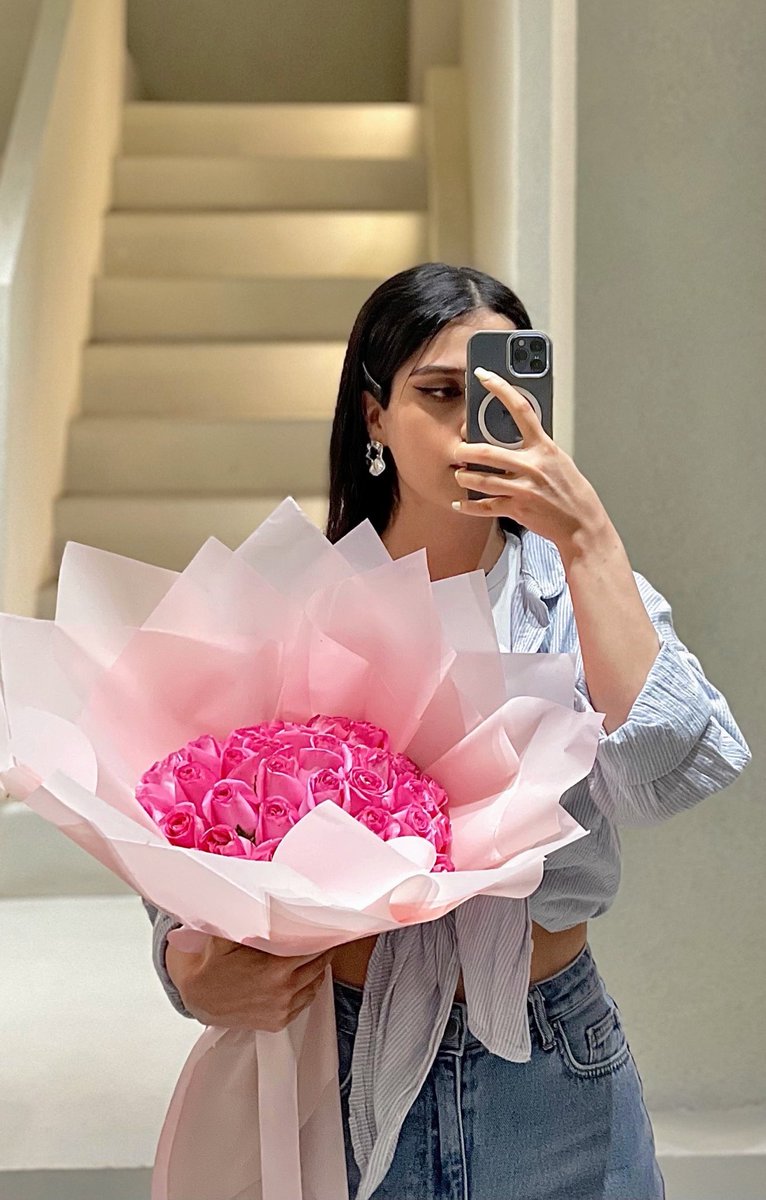 Sara___shm's tweet image. برام گل میخره و از گل نازکتر بهم نمیگه 😌💅🏻