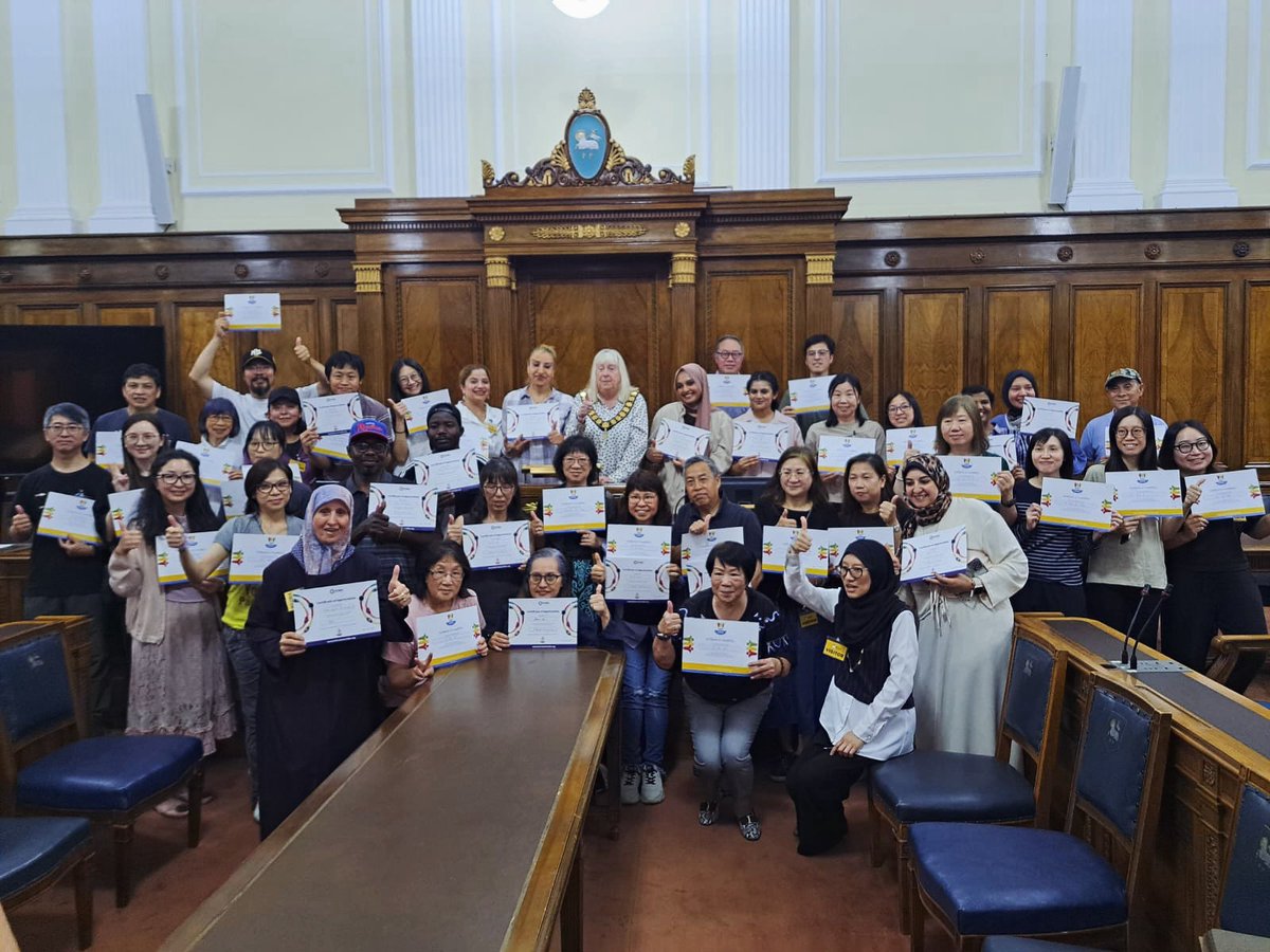 kindcommunities's tweet image. Our Hong Kong learners have had a productive year, improving their English, learning new skills and volunteering in the community. They, and female and resettler volunteers graduating from our Volunteer programme, were presented with achievement certificates by @PrestonMayor. 👏