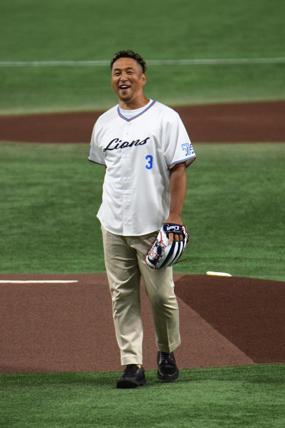 中島宏之　200号本塁打記念クッション　鹿島帝国 巨人・中島宏之、右翼席へ一発「逆方向へいい形で打てました