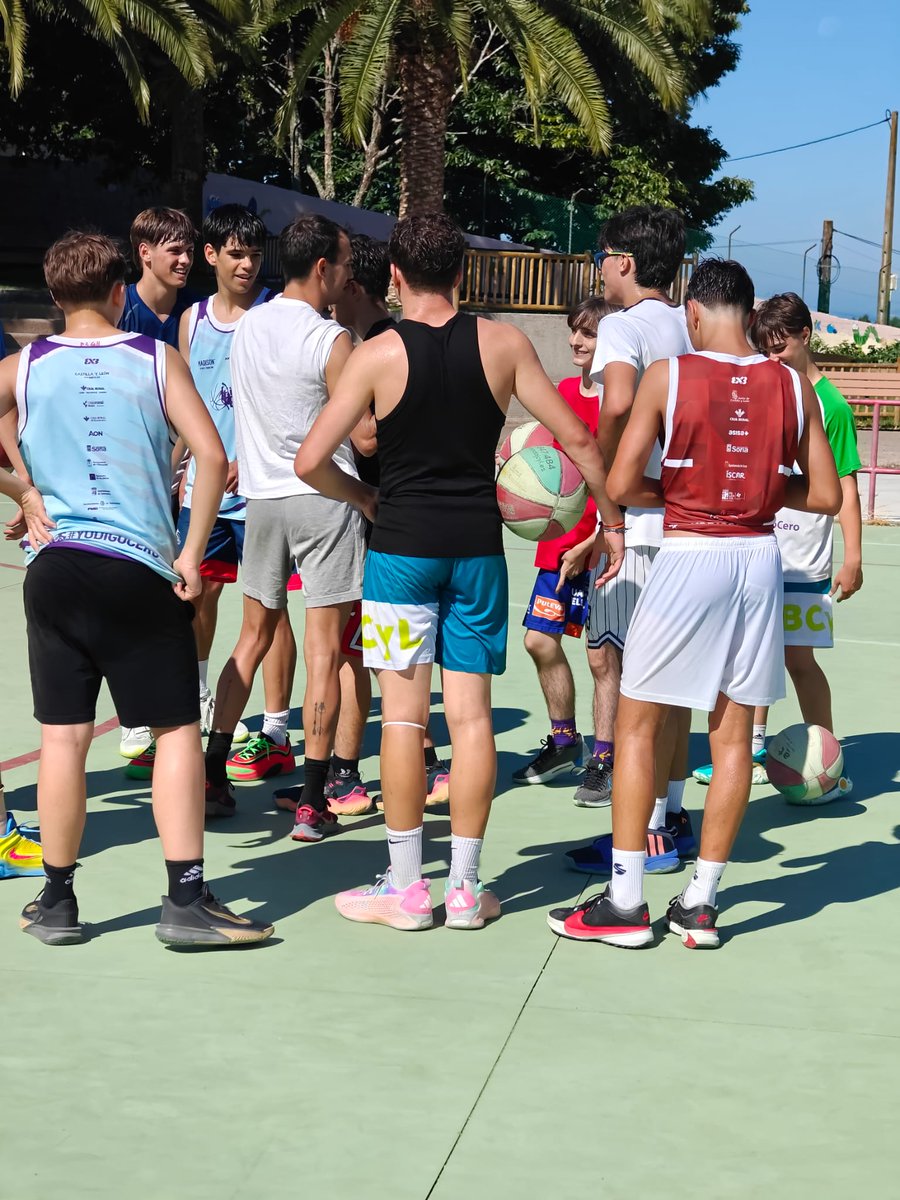 FBCyL's tweet image. 🏀 Tercer turno del Campus de Marín 🔥
Nuestros chicos y chicas, llegaron ayer y ya están dando lo mejor de sí mismos en los entrenamientos por grupos 💪
Trabajo, diversión y mucho baloncesto en cada sesión. ¡Seguimos! 🚀