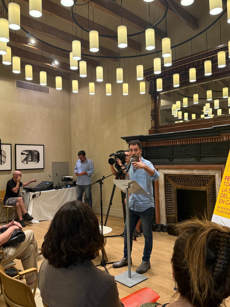 revistesAPPEC's tweet image. Aquest matí hem assistit a la presentació de la 43a edició de @LaSetmana, del 19 al 28 de setembre al passeig Lluís Companys; un any més hi serem. 

El periodista @dvd_guzman ha estat guardonat amb el Premi Difusió i l’escriptor Andreu Martín amb el Premi Trajectòria
#LaSetmana25