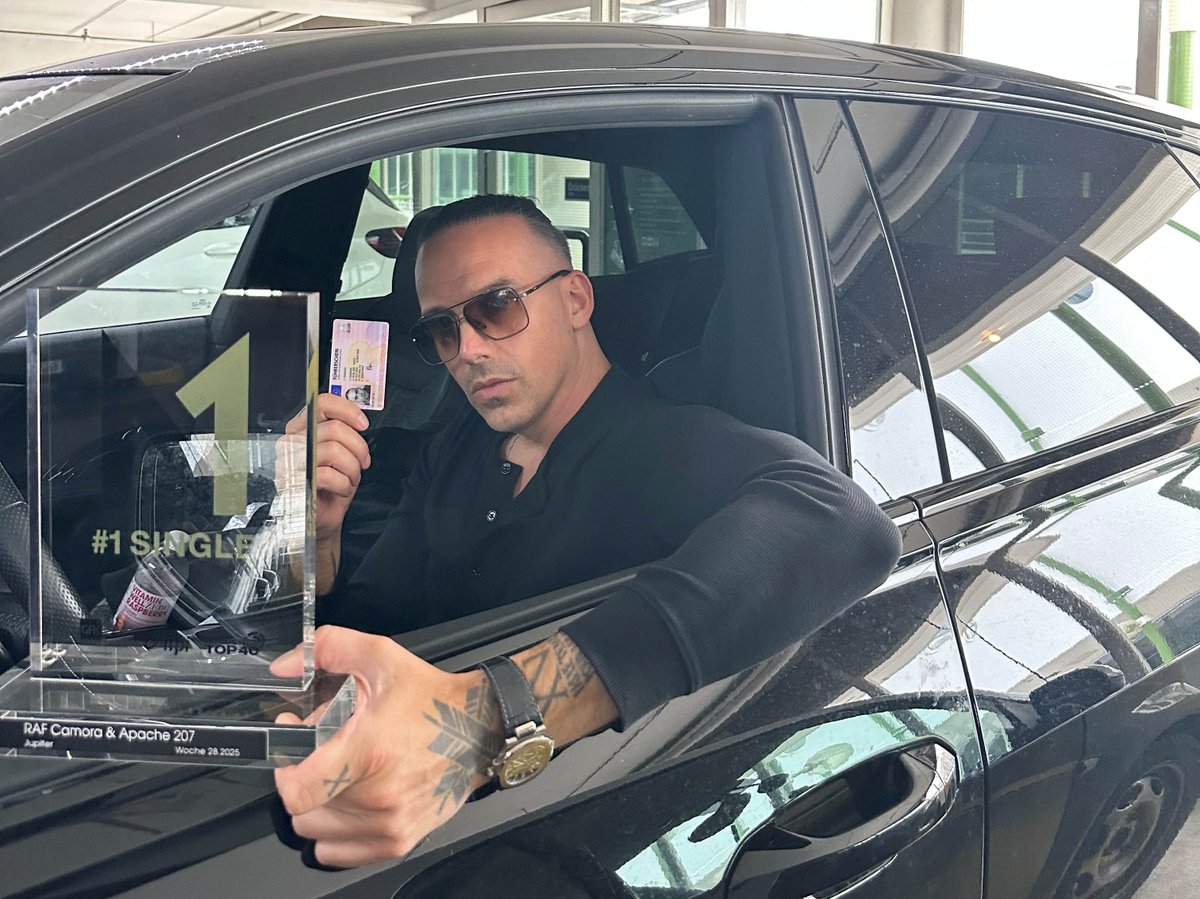 RAF Camora fliegt vom „Jupiter“ (mit Apache 207) auf den Thron der Ö3 Austria Top 40. Dort feiert er bereits seinen 21. (!) Nummer-1-Hit. Niemand hatte in Österreich mehr. Der Star-Rapper freut sich auch über einen #1 Award. Herzlichen Glückwunsch! 🏆🎉💯