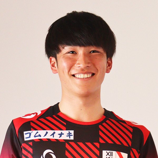 16.匂坂俊介(サギサカシュンスケ)
ギャップのある人。最初は縦パスやフリックをよく狙っていて、顔は甘めで姿勢も良いから中盤のパサータイプに見えた。でも守備で奪いに行けるしヘディングも得意で、飛び出しも狙ってるから、意外と受け手なのかもしれない。低めのシュートが上手い。
#FC刈谷選手紹介