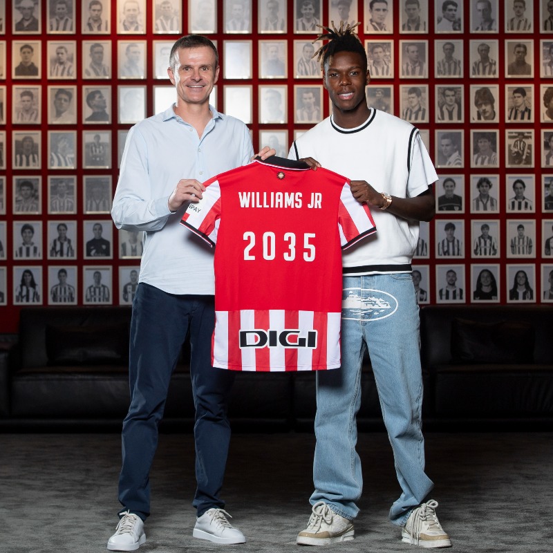 AthleticClub's tweet photo. 💥 Nico Williams pone la firma a su fuerte vínculo con el @AthleticClub 

El carismático extremo ha rubricado en San Mamés el acuerdo hasta 2035. 

#AthleticWIN #AthleticClub 🦁
