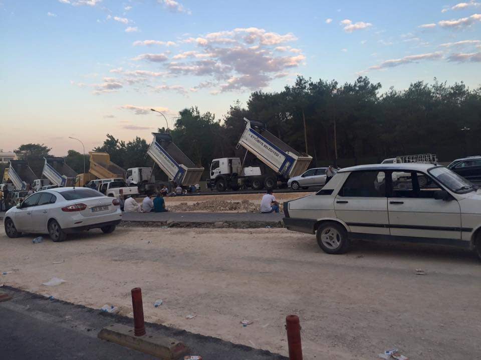 #15Temmuz2016 Gecenin Kahramanı Önceki Dönem <a href="/EyyubiyeBel/">Eyyübiye Belediyesi</a> Kurucu Başkanı Sn <a href="/MehmetEkinci63/">Mehmet EKİNCİ 🇹🇷</a> . O Gece Tüm İş Makinelerini Tüm Personelini Tüm İmkanları Seferber Edip Şanlıurfa ' da Darbenin Önünü Kesen Başkan. Şanlıurfa Sana Minnettardır Başkan. #15TemmuzDestanı