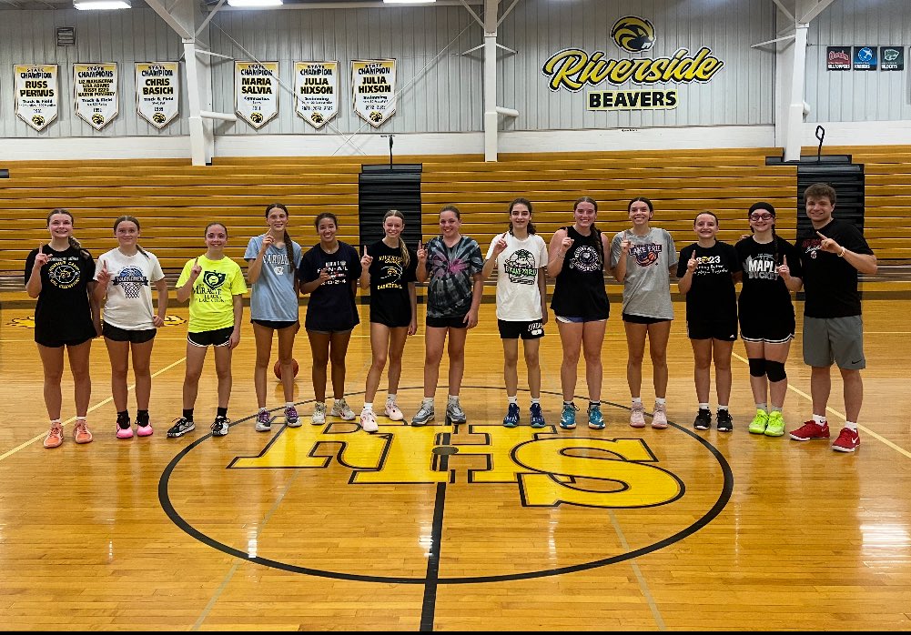 BrianFulton34's tweet image. Riverside Girls Basketball have been putting in the time and effort this summer both on and off the court. 🦫🏀💪🖤💛@RHSCourtsideCLB @Riverside_athl @bryandoberdruk @Onepercentbball