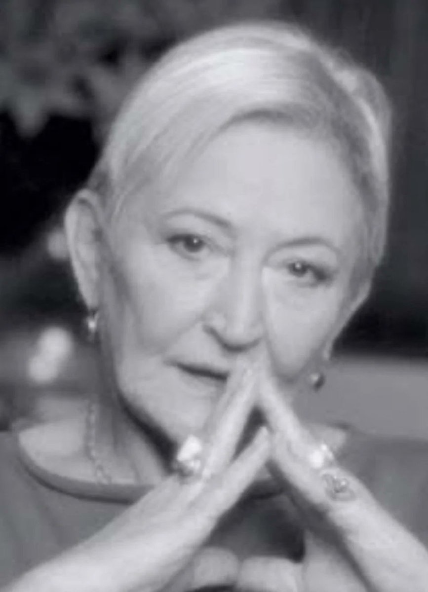 TÜRK EDEBİYATININ BÜYÜK KAYBI...
Türk polisiyesini postmodern edebiyatla tanıştıran ve polisiye edebiyatımızda sağlam bir yeri olan Pınar Kür'ü kaybetmenin derin üzüntüsü içerisindeyiz. Sevenlerine ve ailesine baş sağlığı dileriz.