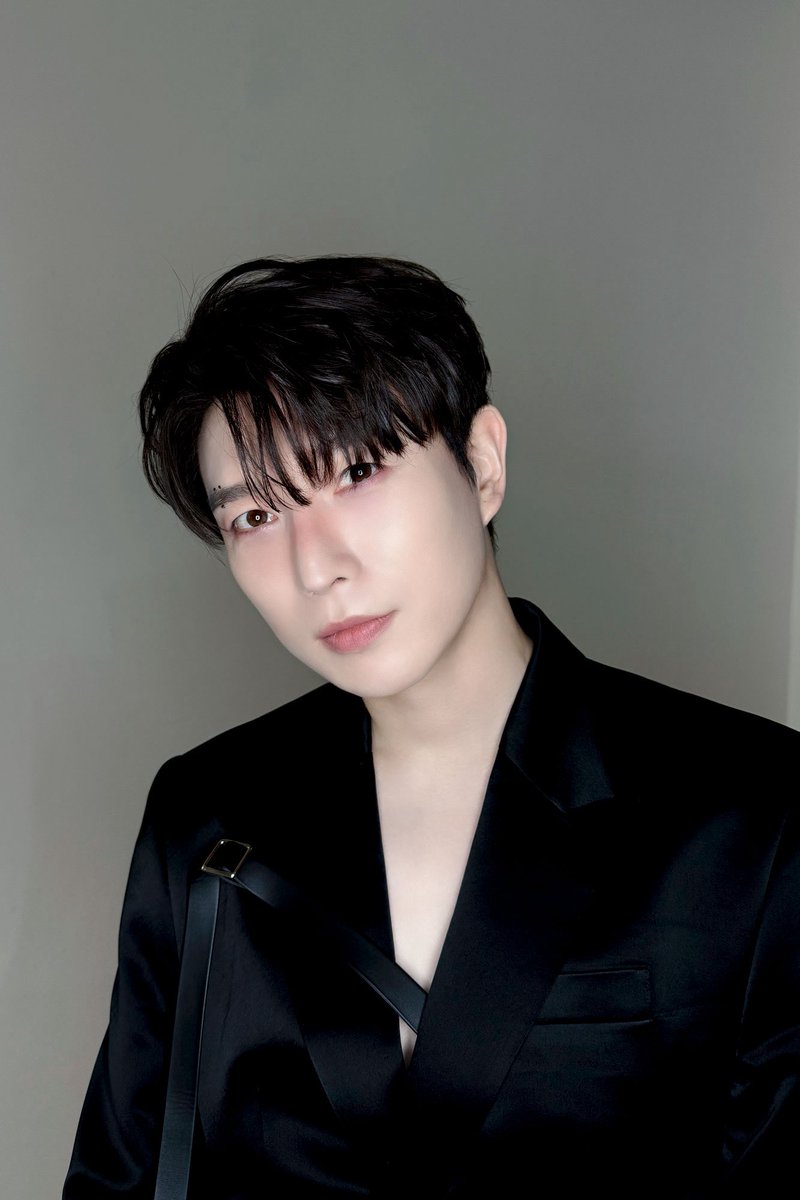 Wow... 그냥 왕자님...
늦었지만 생일 축하해유🥹🫶🏻