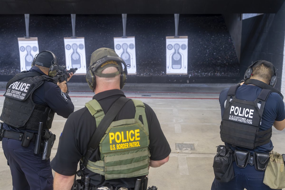 CBPLESCXD's tweet image. LESC's National Firearms and Tactics Branch is conducting rifle reload drills with Firearms Instructor Training Program (FITP) class 2506. These @CBP officers and agents are here for 3 weeks to become certified CBP Firearms Instructors. #LearnAboutLESC