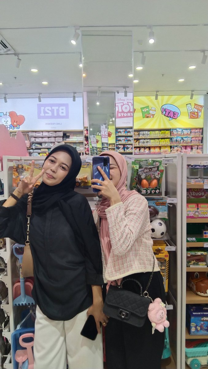 phusphyta03's tweet photo. Ke miniso berasa kurang kalo gk mirror selfie https://t.co/0fN8ueQiP8