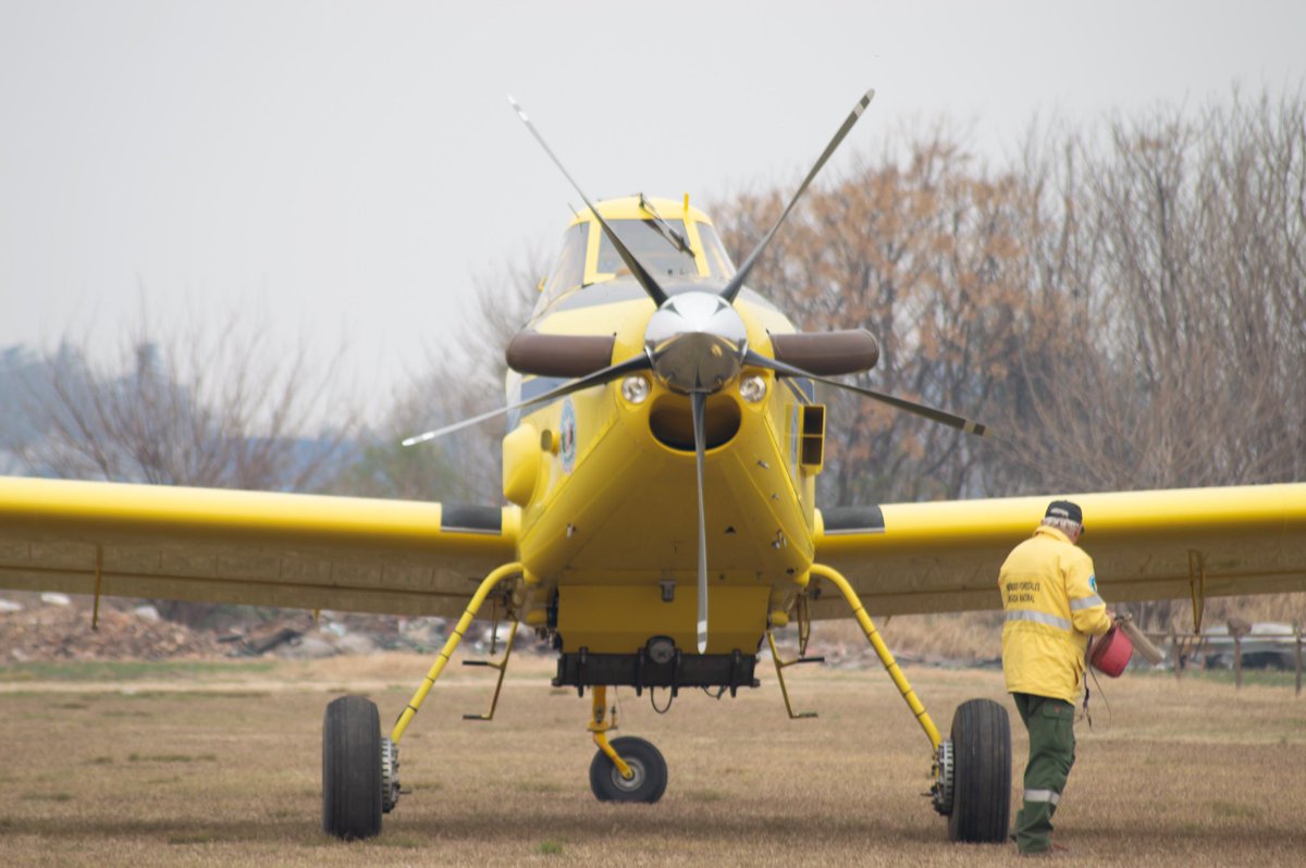 Aeródromo Alvear (15-07-20) aviones hidrantes PZL M-18B Drommader y Air Tractor AT-802 del SNMF recargando agua durante incendios en islas entrerrianas con ayuda de Bomberos Voluntarios <a href="/RosarioSpotters/">SAAR AIR ROS</a> <a href="/aviacionline/">Aviacionline.com</a> <a href="/aeromilitaria/">Pista 18</a> <a href="/SpottersArg/">Vuelos y Spotters ✈</a> <a href="/emergenciasAR/">red de emergencias</a>  <a href="/AviacionDefensa/">Aviacion Defensa</a>