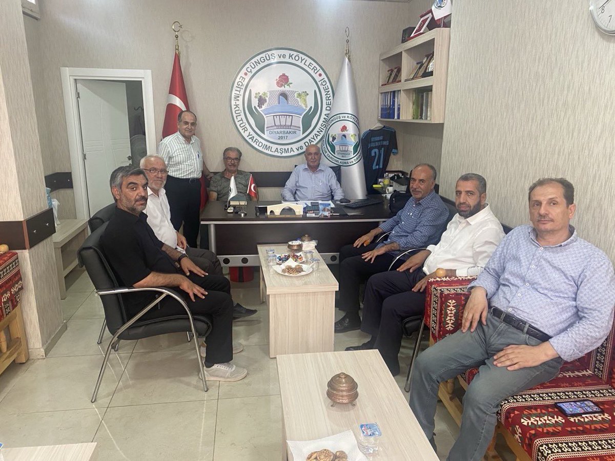 Çüngüş İlçe Başkanımız Mehmet Güldoğdu ile birlikte Çüngüşlüler Derneği’nde kıymetli hemşehrilerimizle bir araya geldik. 

Samimi sohbetleri ve güzel misafirperverlikleri için yürekten teşekkür ederiz.

#HÜDAPAR