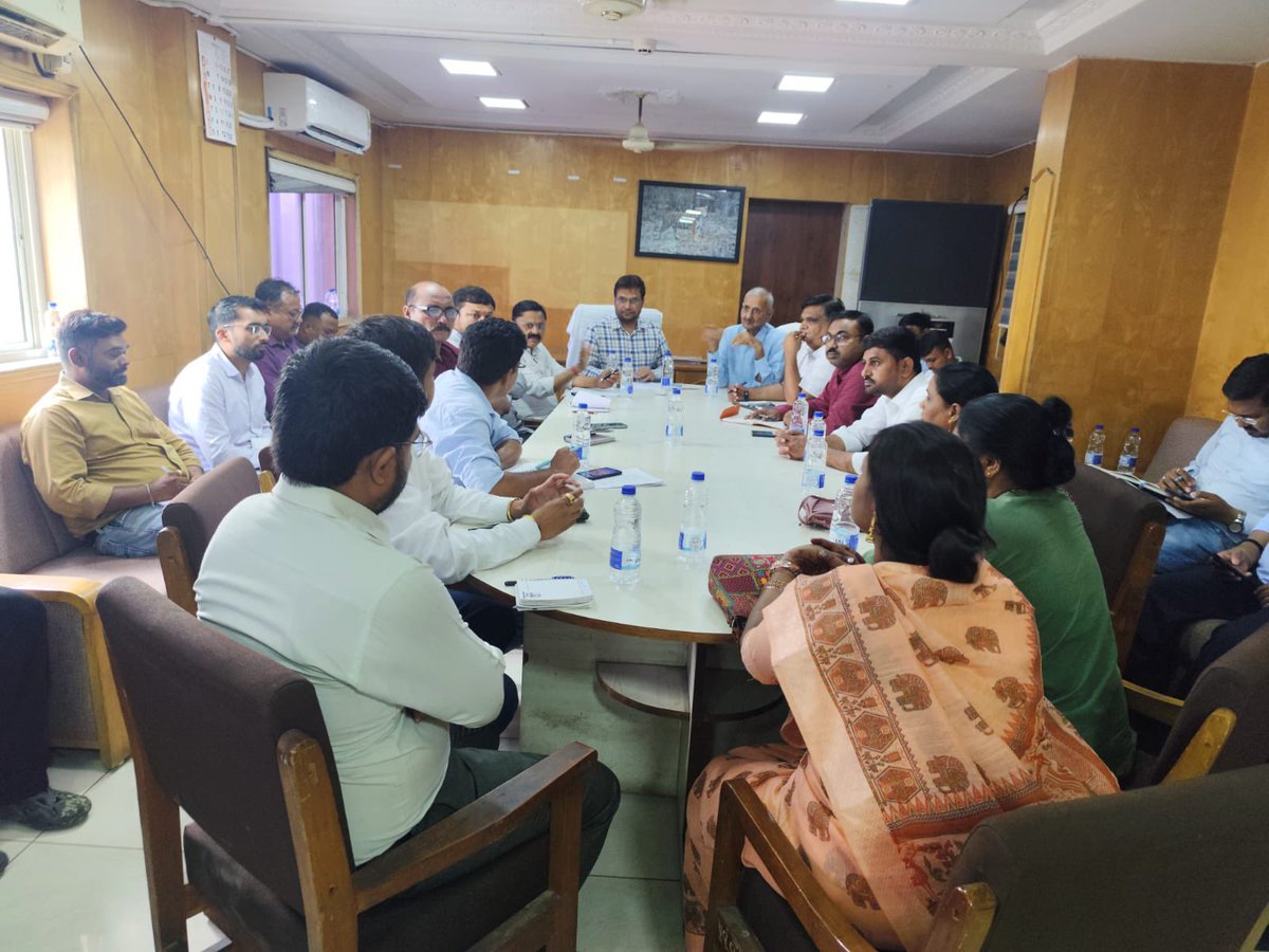 માનનીય ધારાસભ્ય શ્રી (વટવા વિધાનસભા) અને માનનીય ડે . મ્યુનિસિપલ કમિશનર (પૂર્વ ઝોન) સાહેબની અધ્યક્ષતા હેઠળ
પૂર્વ ઝોનના અધિકારીઓ, પ્રોજેક્ટ વિભાગના અધિકારીઓ સાથે સંકલન બેઠક યોજાઈ.