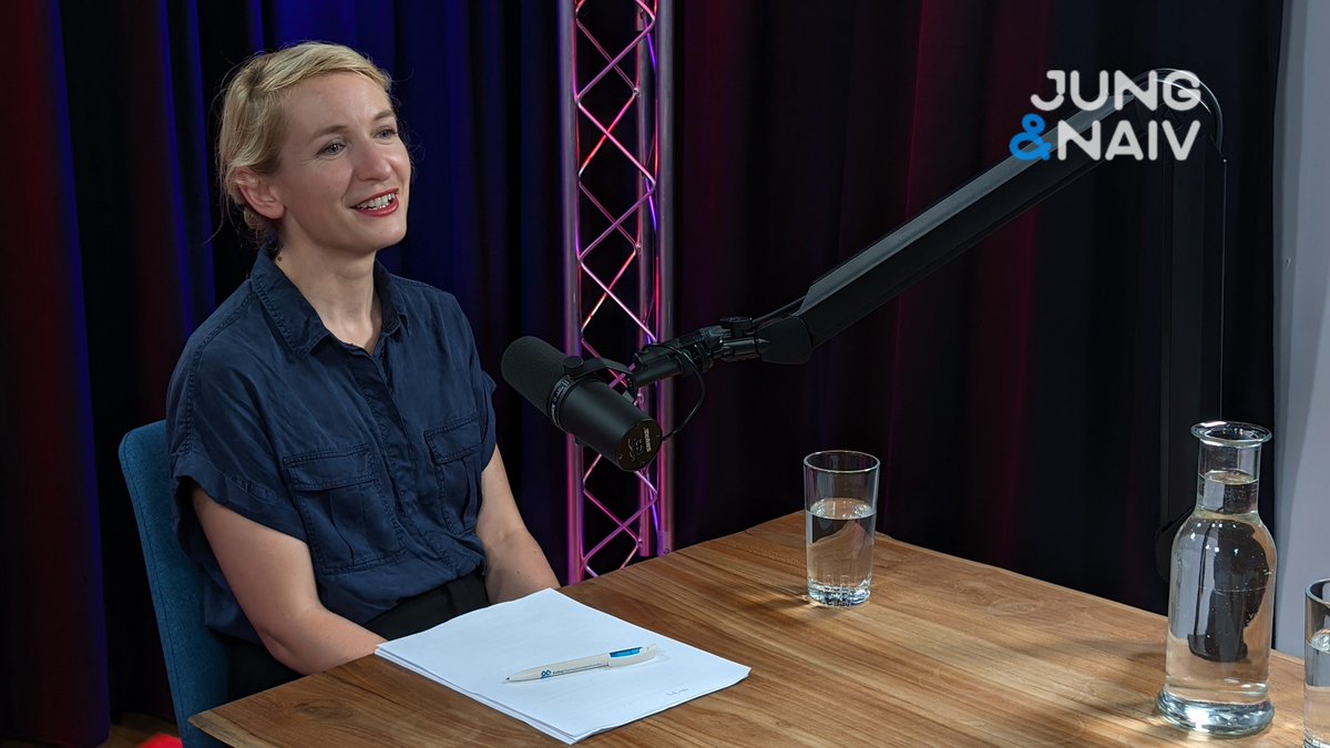 aahsh's tweet image. #BehindTheScenes of @JungNaiv
Live: @TiloJung interviewt @inesschwerdtner Co-Vorsitzende von @dieLinke
Kira räumt den Chat auf und Hans hebt die besten Zuschauerfragen auf:
youtube.com/live/Jyrk6_drM…