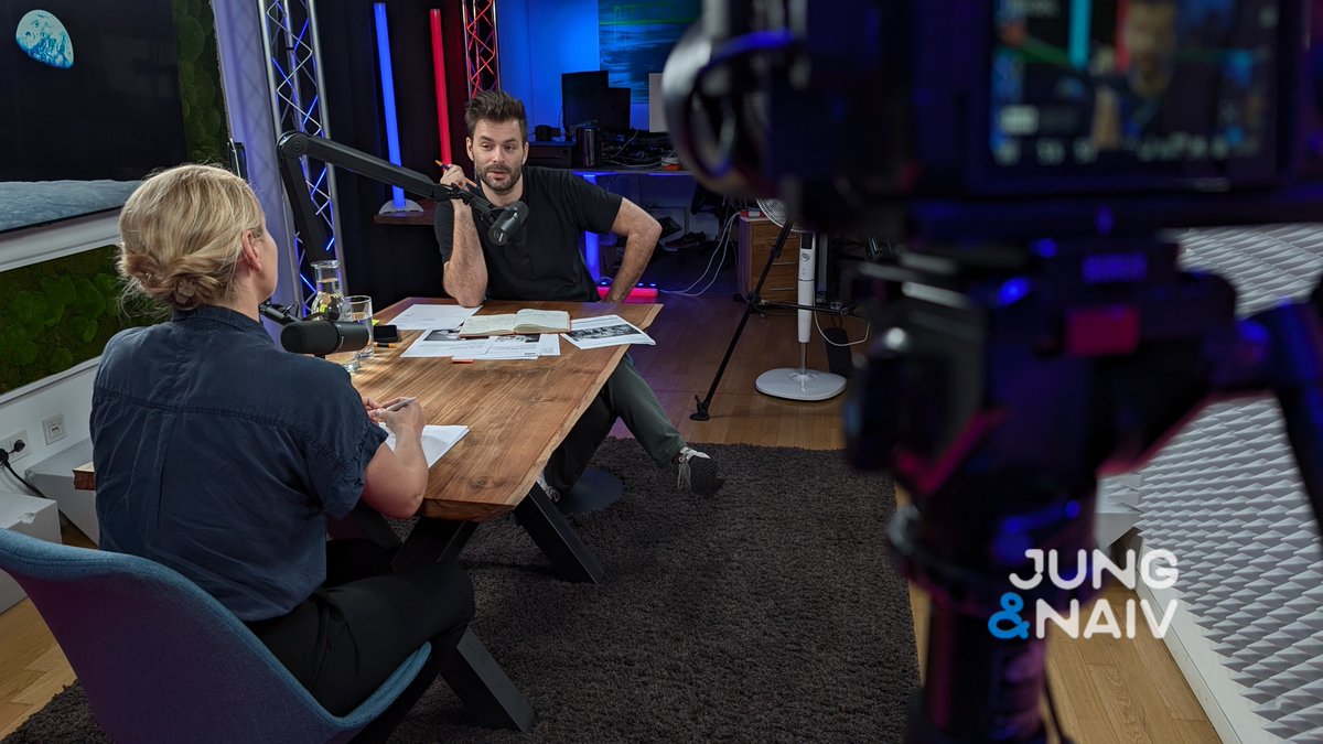 aahsh's tweet image. #BehindTheScenes of @JungNaiv
Live: @TiloJung interviewt @inesschwerdtner Co-Vorsitzende von @dieLinke
Kira räumt den Chat auf und Hans hebt die besten Zuschauerfragen auf:
youtube.com/live/Jyrk6_drM…