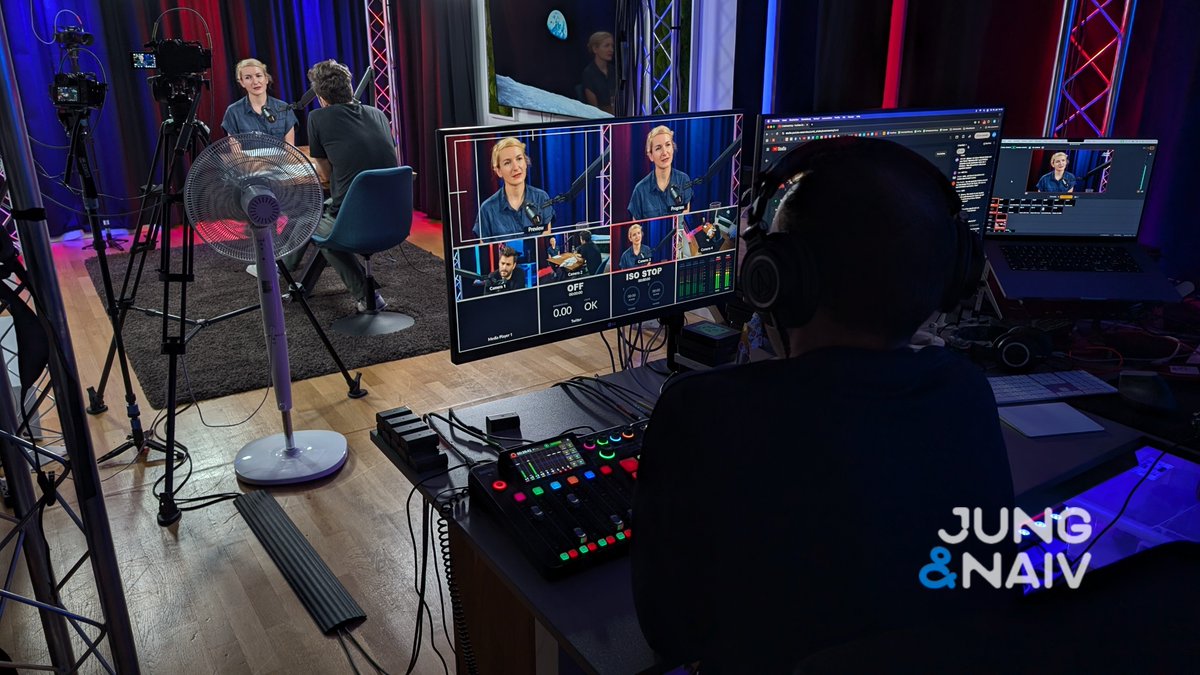 aahsh's tweet image. #BehindTheScenes of @JungNaiv
Live: @TiloJung interviewt @inesschwerdtner Co-Vorsitzende von @dieLinke
Kira räumt den Chat auf und Hans hebt die besten Zuschauerfragen auf:
youtube.com/live/Jyrk6_drM…